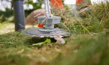 De nieuwe accu-onkruidknipper STIHL RGA 140 beperkt merkbaar het risico van opgeworpen steentjes of gruis 10