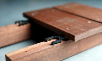 Onzichtbaar systeem om houten terras te installeren 11