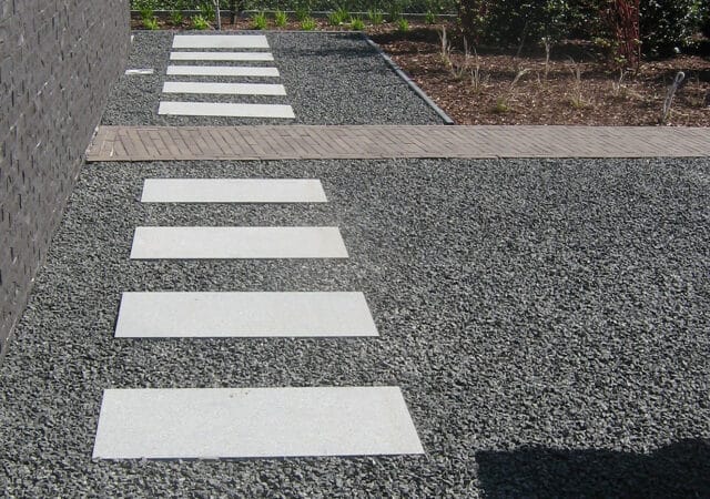 Buitenomgevingen ontharden met een sponstuin 3