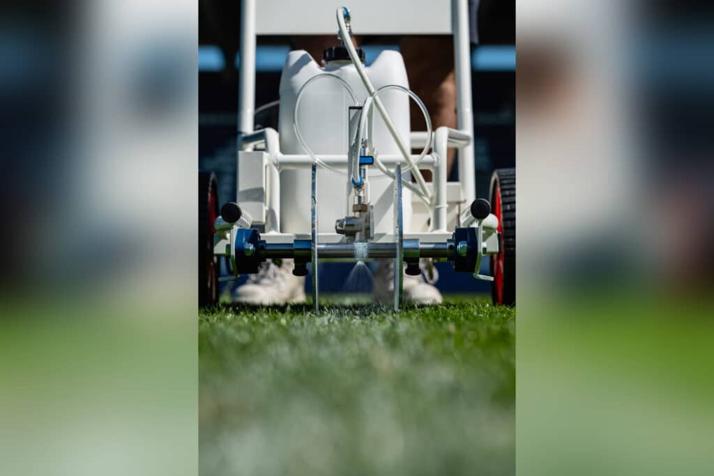 Ready-to-use line marking paint with fast drying time, compatible with machines and line-marking robots 2