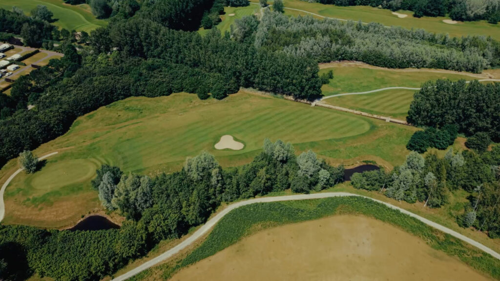 Drop-pit automates golf ball collection and handling on the driving range 1