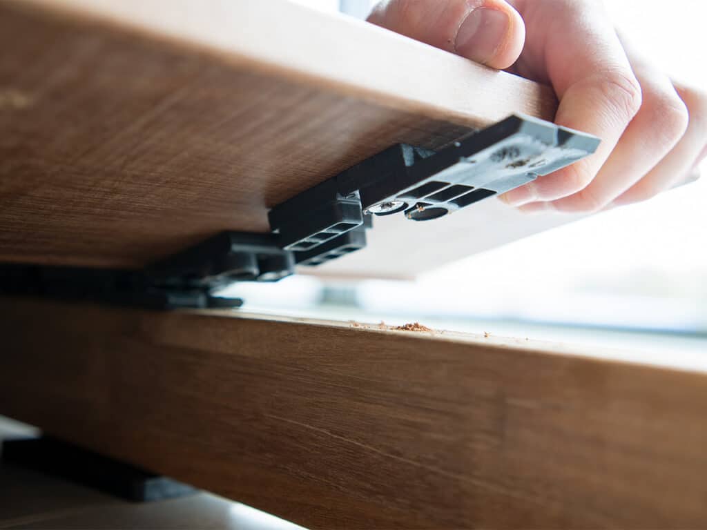 Onzichtbaar systeem om houten terras te installeren 3