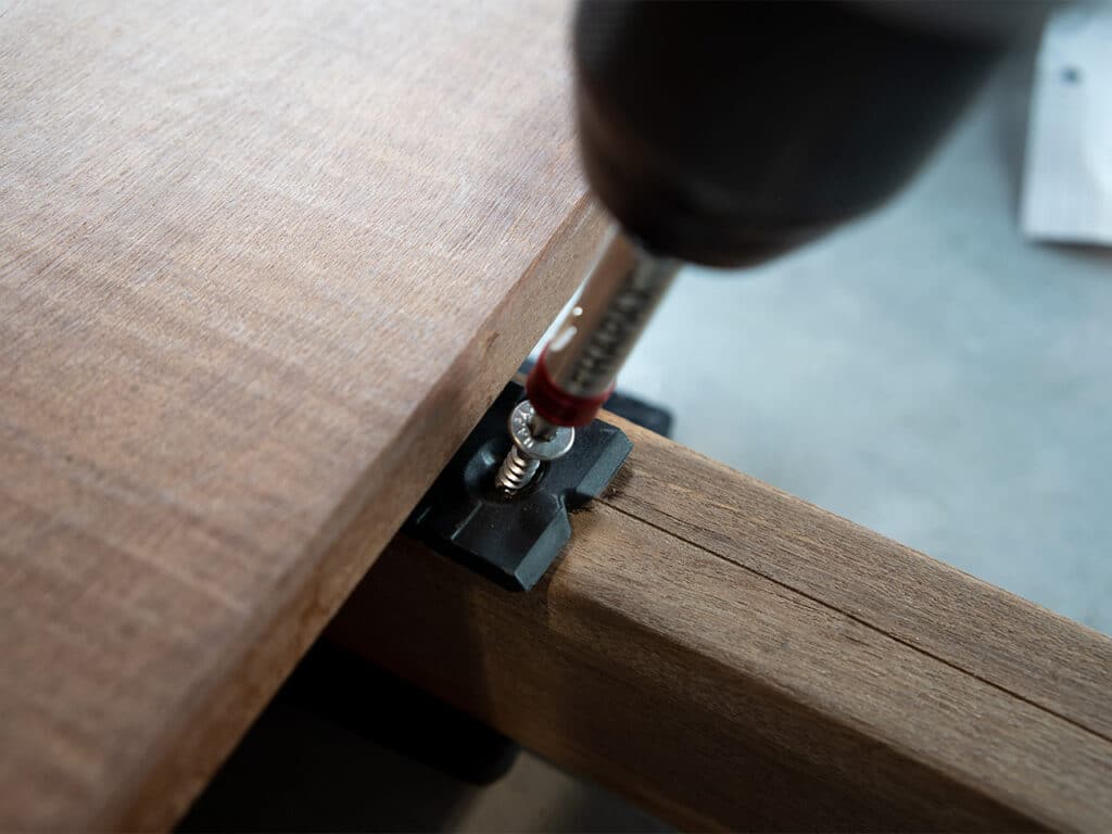 Onzichtbaar systeem om houten terras te installeren 2