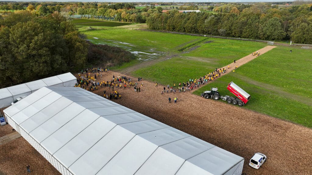 Minister van der Wal (Stikstof en Natuur) plant boom op de Nationale Boomfeestdag in Zundert 2