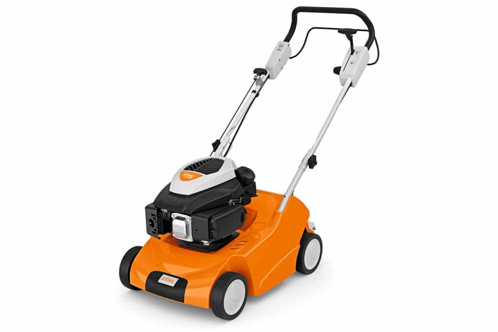 Scarifying and aerating for sustainable lawn care 1