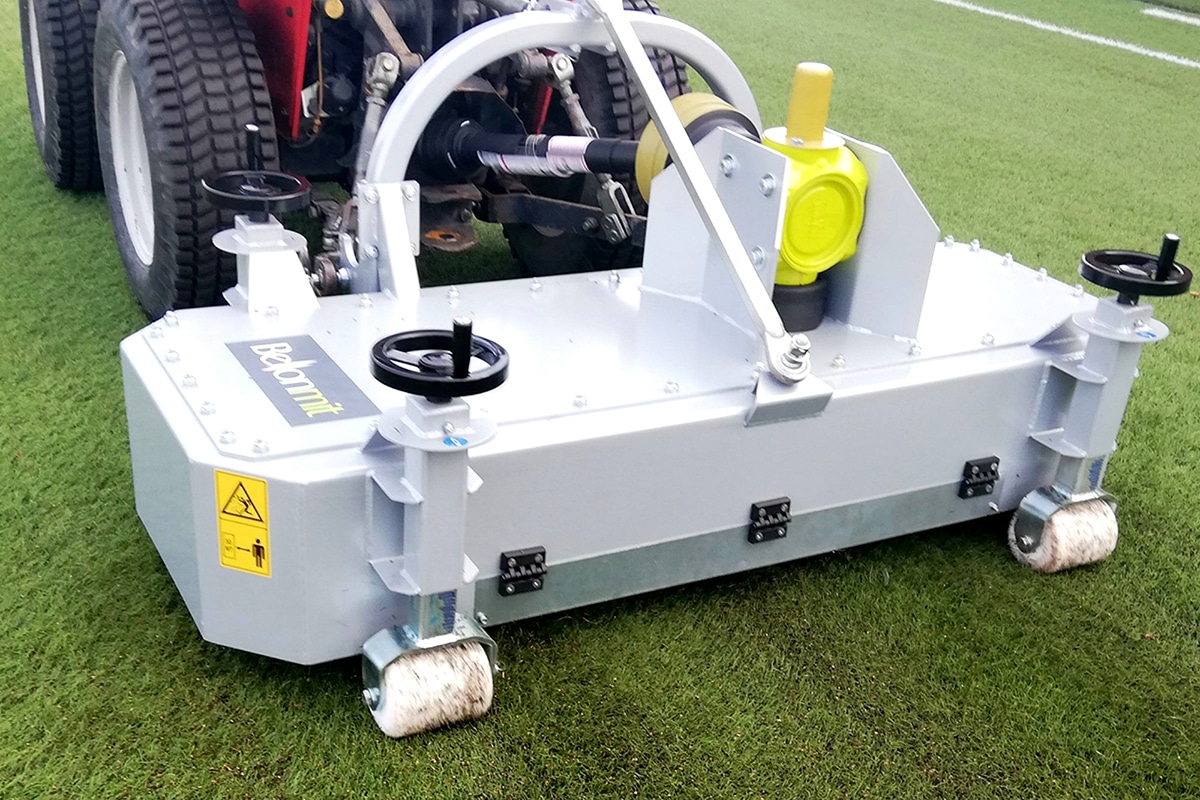 Verticuteerders, klepelmaaiers en kunstgrasverzorgers van Bellon-Mit voor een (kunst)grasmat in topvorm 10
