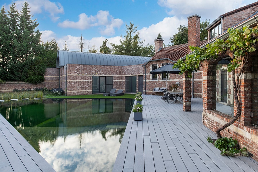 Terrasse innovante et pratique autour de l’étang de baignade