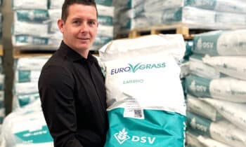 Thijs-Schoenmakers-met-EUROGRASS-BAMBINO,-een-mengsel-dat-speci