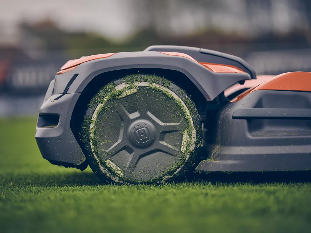 Découvrez la tondeuse à gazon autonome Husqvarna CEORA™ 13