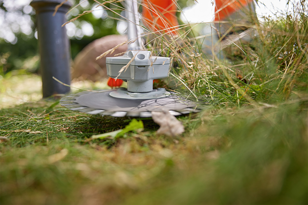 La nouvelle débroussailleuse à batterie STIHL RGA 140 réduit sensiblement le risque de projection de cailloux ou de gravillons 10