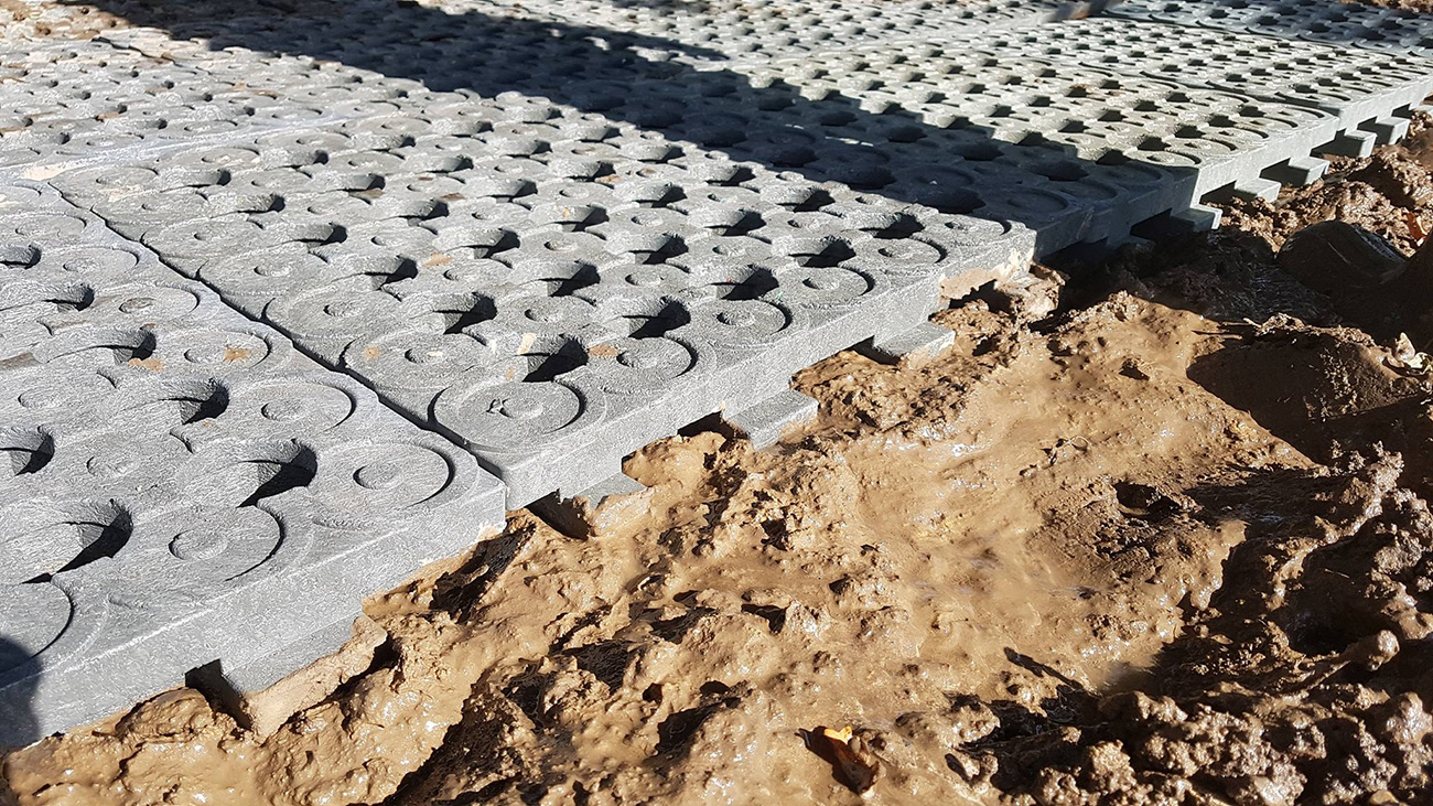 Des surfaces pavées instantanément exemptes de boue 10