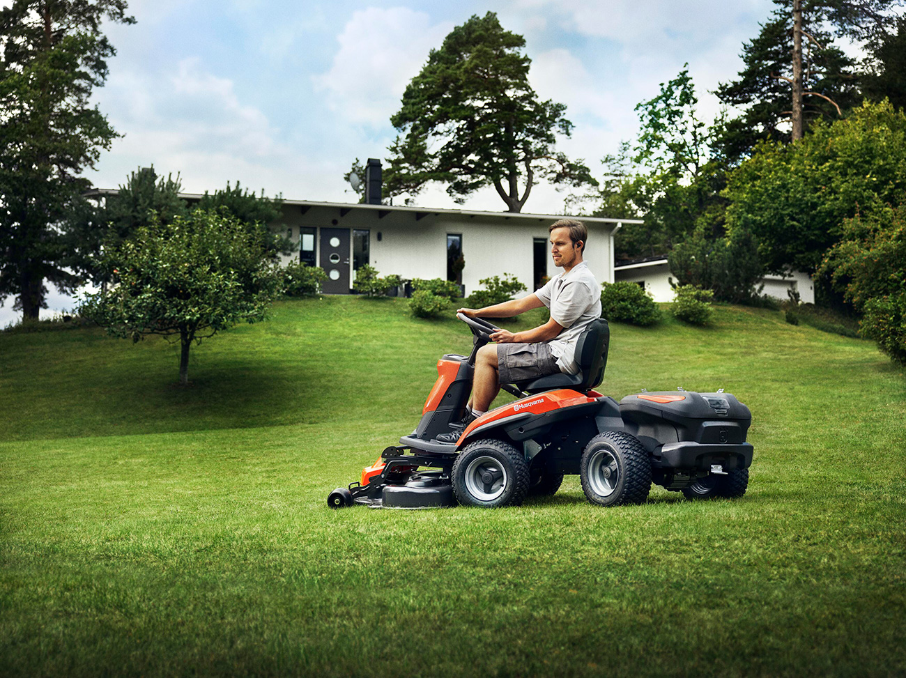 La nouvelle tondeuse électrique de Husqvarna : la tondeuse autoportée du futur 10