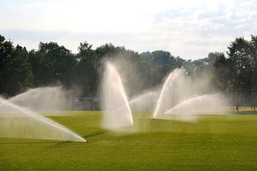 Verstandig beregenen van grassportvelden