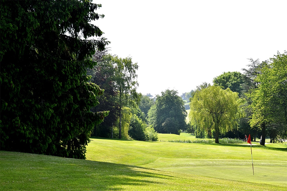 Het hele jaar door golfen op groen gras, voor elk niveau