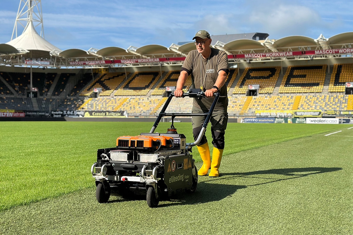 Elektrische schok maakt korte metten met onkruid op kunstgras 4