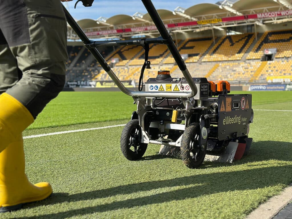 Elektrische schok maakt korte metten met onkruid op kunstgras 3