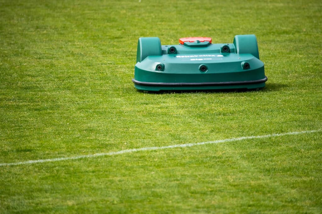 Belrobotics ‘on tour’: slimme robotmaaiers voor sportvelden en tuinen 3