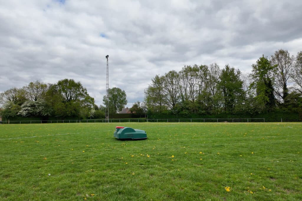 Robotmaaiers voor sportvelden: besparen op onderhoud en personeel 1