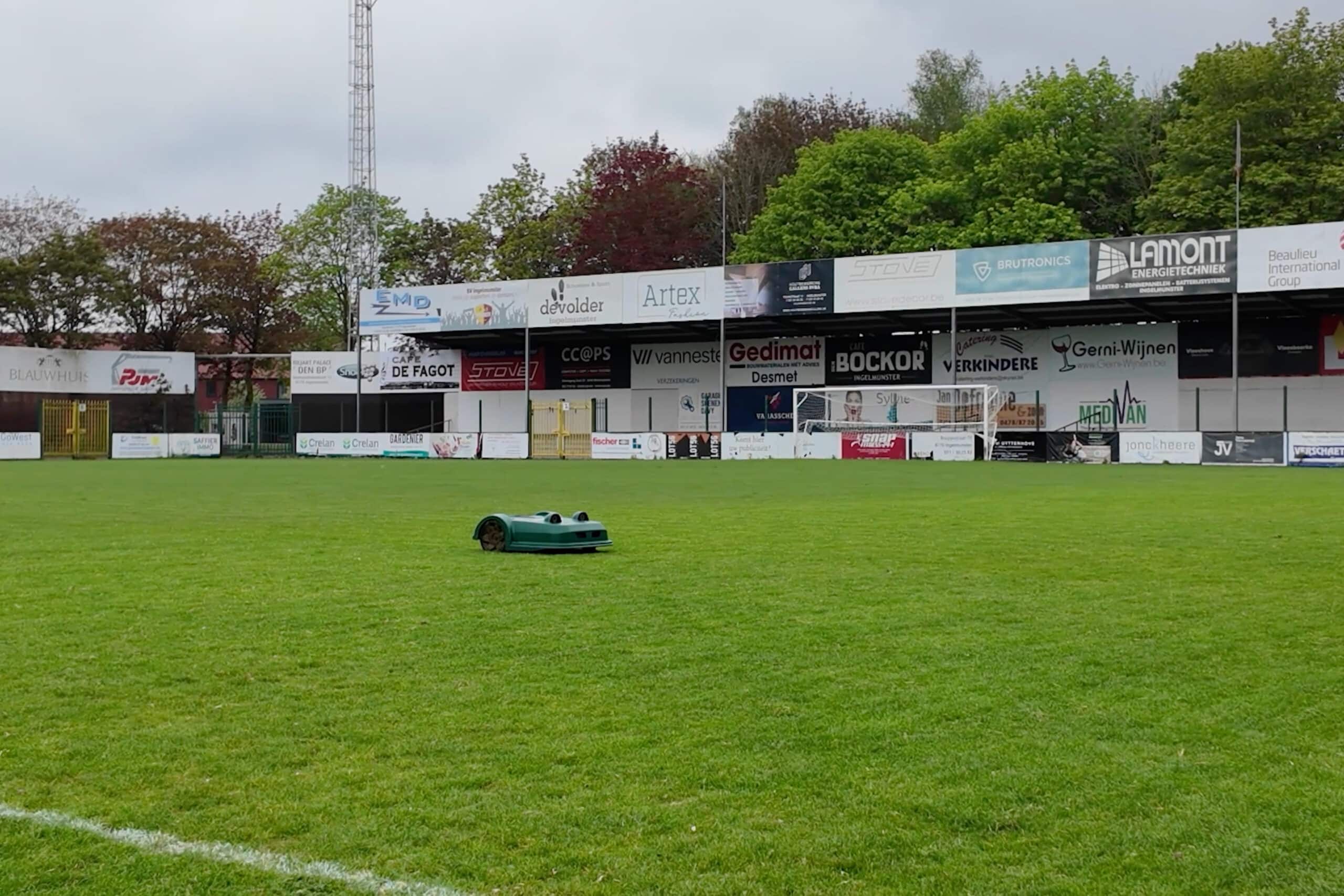 Robotmaaier bewijst meerwaarde op voetbalveld na een jaar praktijkervaring 3