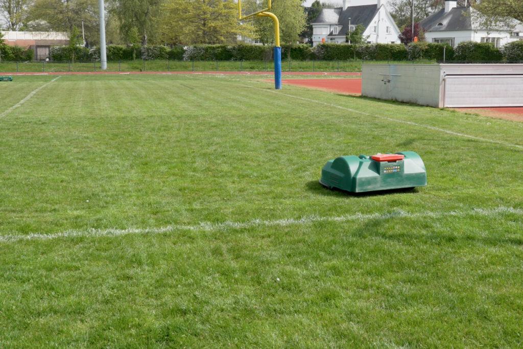Robotmaaier verbetert graskwaliteit op intensief gebruikt American footballveld 1